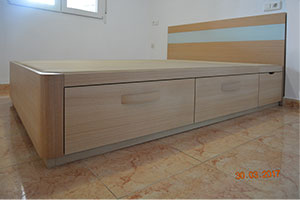 Cama canapé de madera con cajones en los taterales color acacia crema