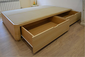 Canapé tapizado Elfos visón con tiradores Curvos. Click para ampliar Canape de madera acabado forte con cajones de 160x190 con tiradores uñero