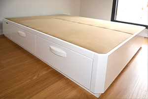 Click para ampliar Canapé de medera acabado luxe lacado color blanco grisaceo