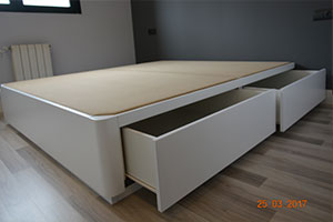 Click para ampliar Cama canapé de madera acabado luxe lacado en color blanco grisaceo con esquinas redondas con cuatro cajones iguales