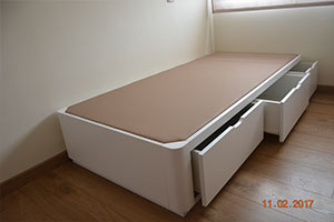canapé individual de cajones en madera acabado luxe color blanco puro con esquinas redondas en los pies de la cama, medidas 90x200 cm