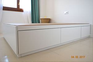 Click para ampliar Cama canapé de madera con cajones sin tiradores, esquinas rectas y zócalo de cierre al suelo acabado luxe lacado color blanco puro