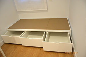 Click para ampliar Canape con cajones en los taterales de madera acabado luxe color blanco crema con tiradores uñero y esquinas rectas