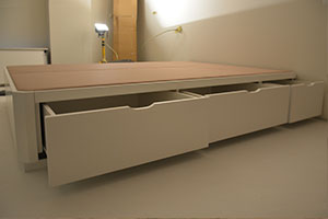 Cajones bajo la cama de matrimonio acabada luxe de madera lacada color 9010 blanco puro de la carta ral